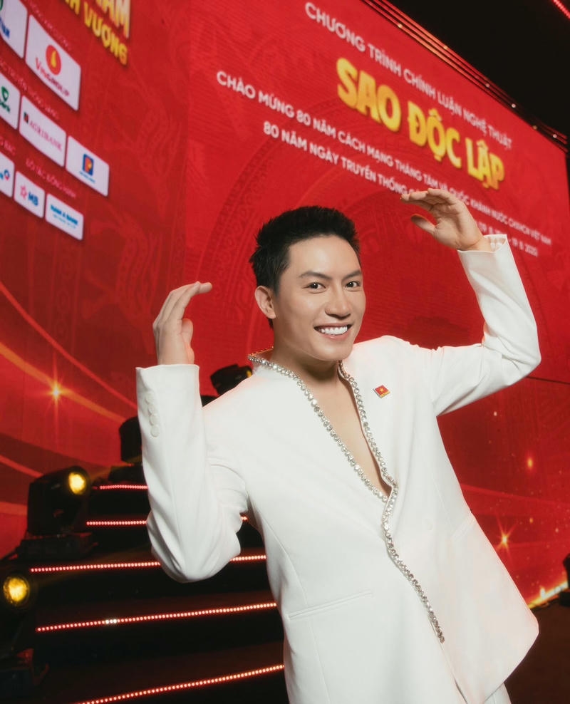 Hình nền Anh Tú Voi Bản Đôn với thần thái cuốn hút