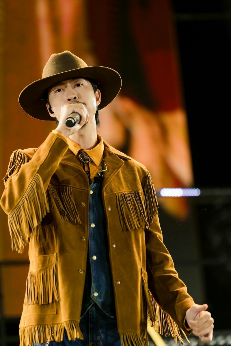 Hình nền Đen Vâu ngầu với ánh sáng tương phản mạnh