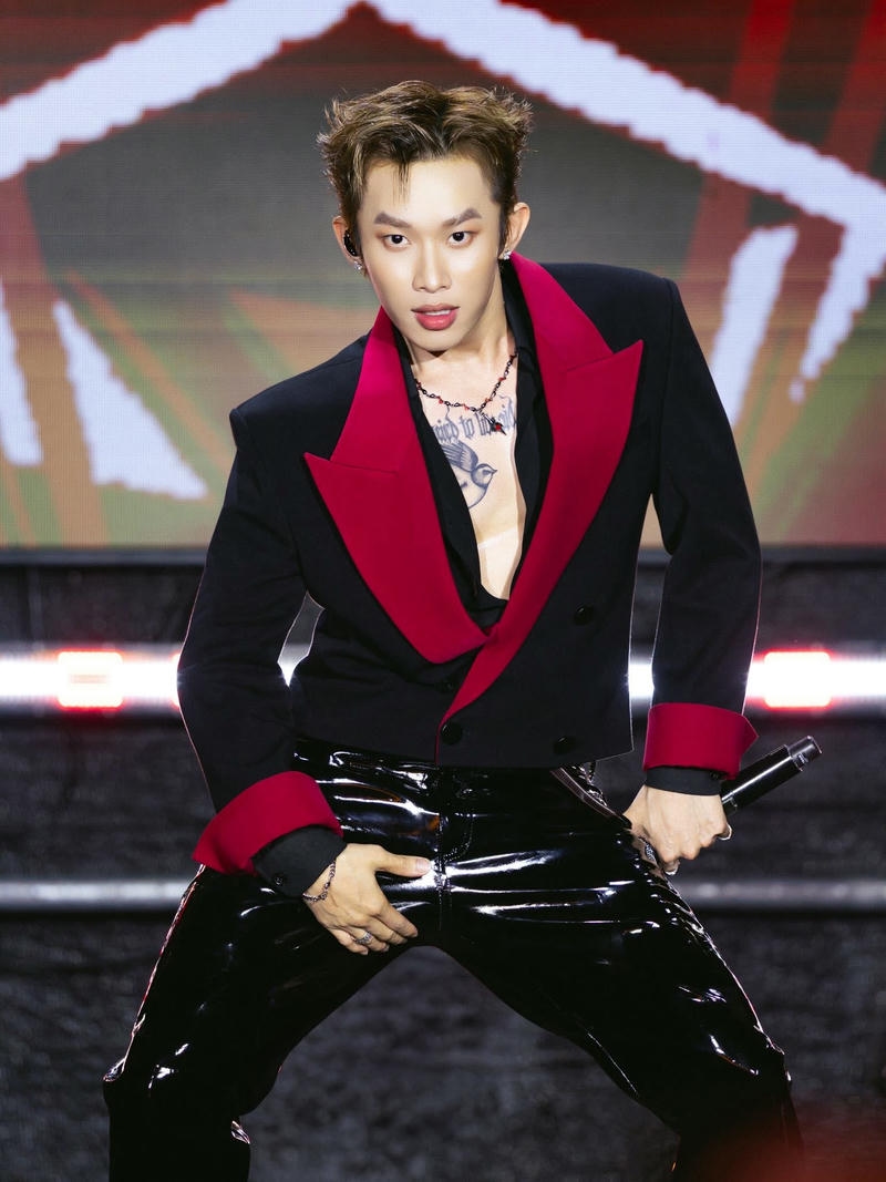 Hình nền Kay Trần ánh nhìn mạnh mẽ ấn tượng(1)