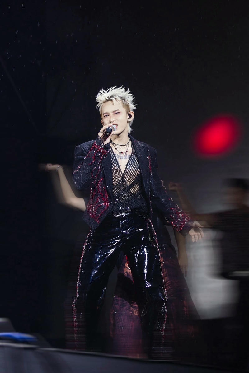 Hình nền Kay Trần nổi bật giữa ánh đèn sân khấu