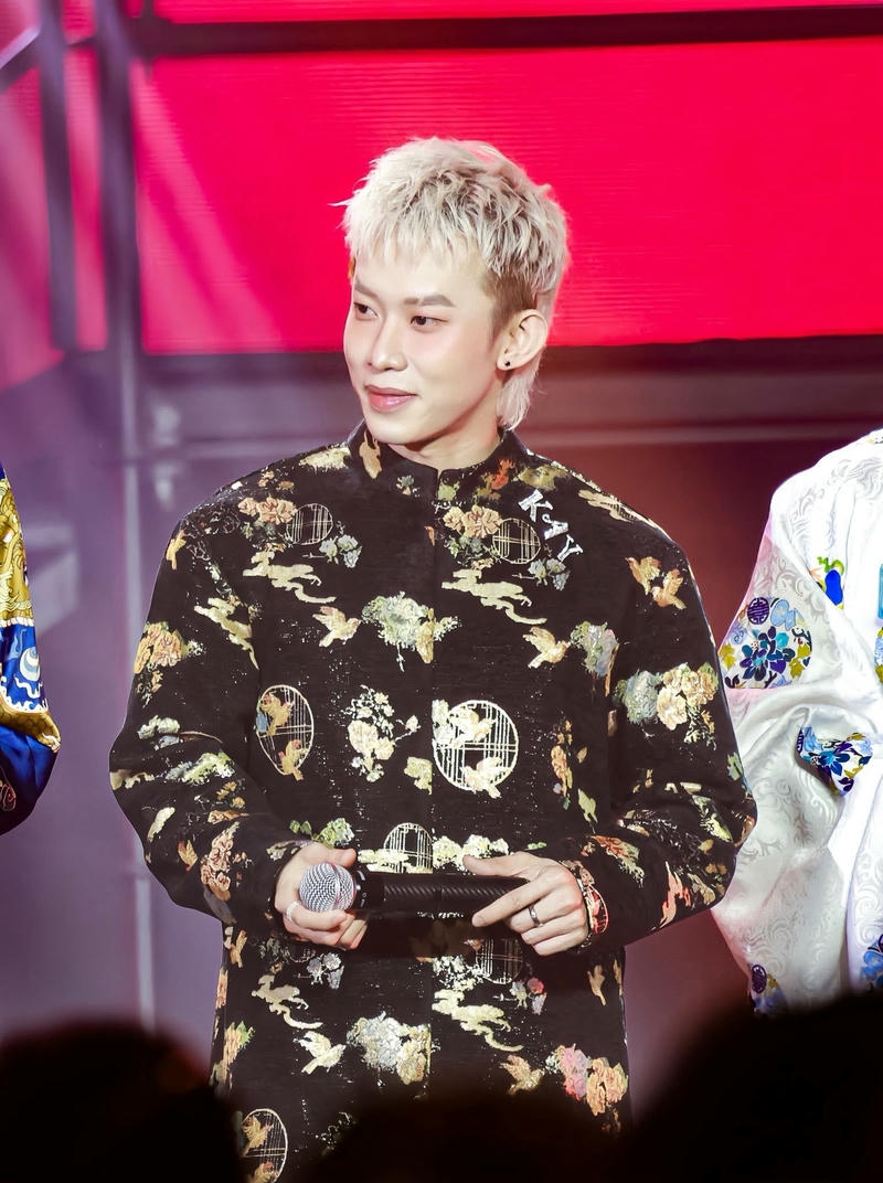 Hình nền Kay Trần phong cách trẻ trung làm ảnh đại diện