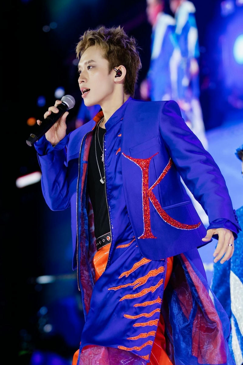 Hình nền Kay Trần tông màu sáng nổi bật cá tính