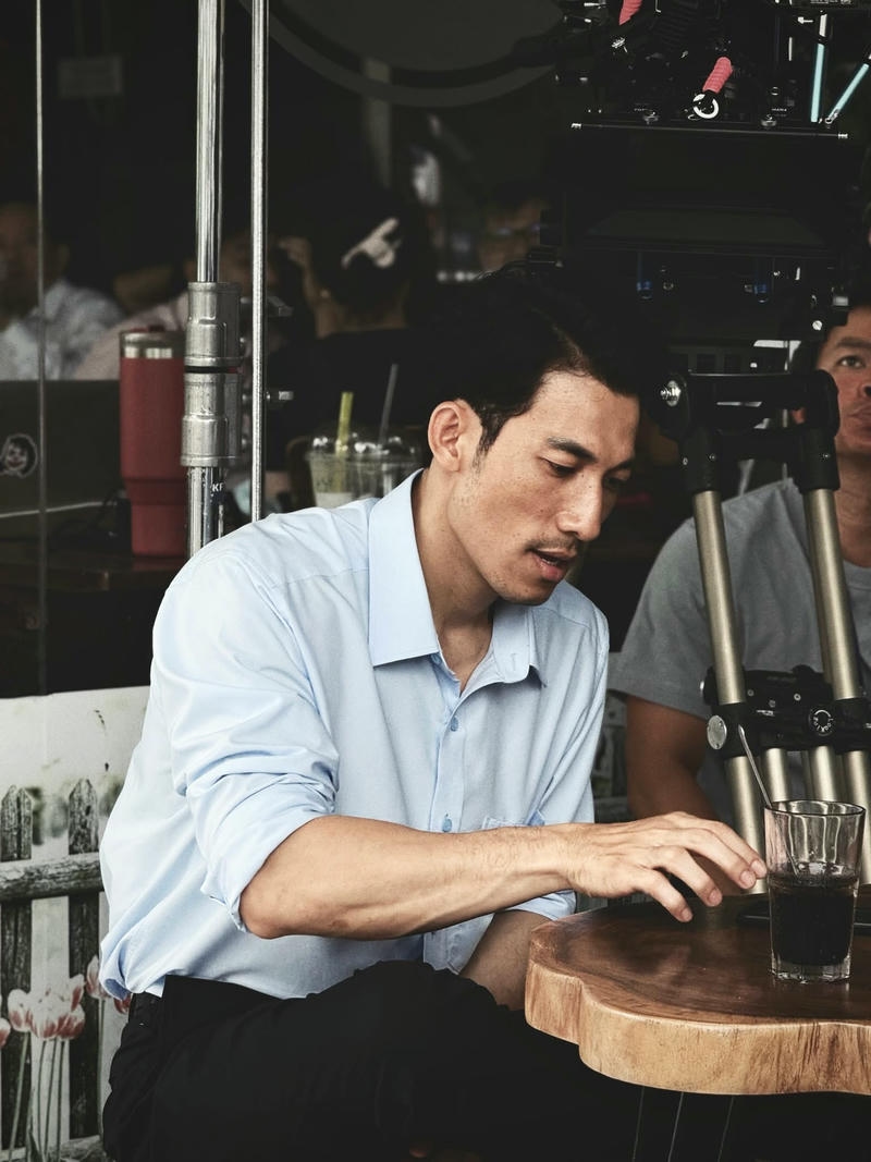 Hình nền Liên Bỉnh Phát phong cách điện ảnh cuốn hút