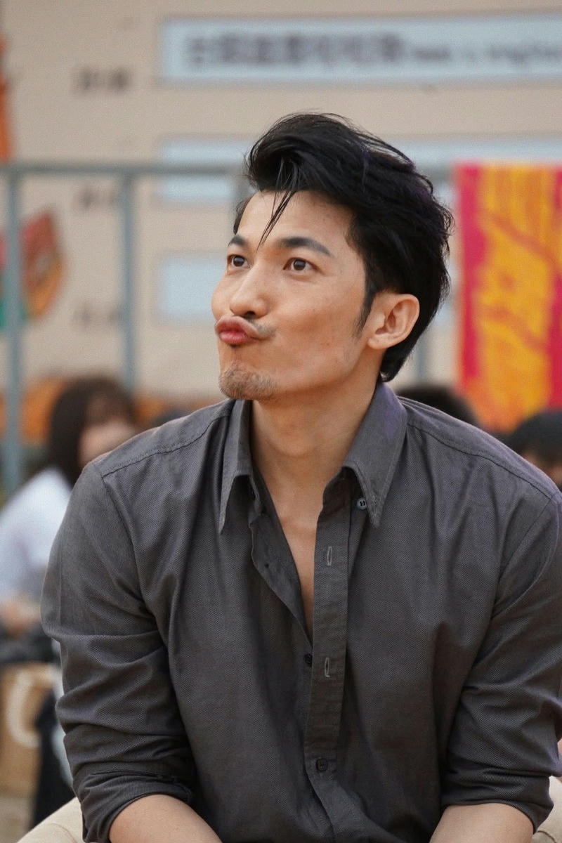 Hình nền Liên Bỉnh Phát phong cách lịch lãm hiện đại