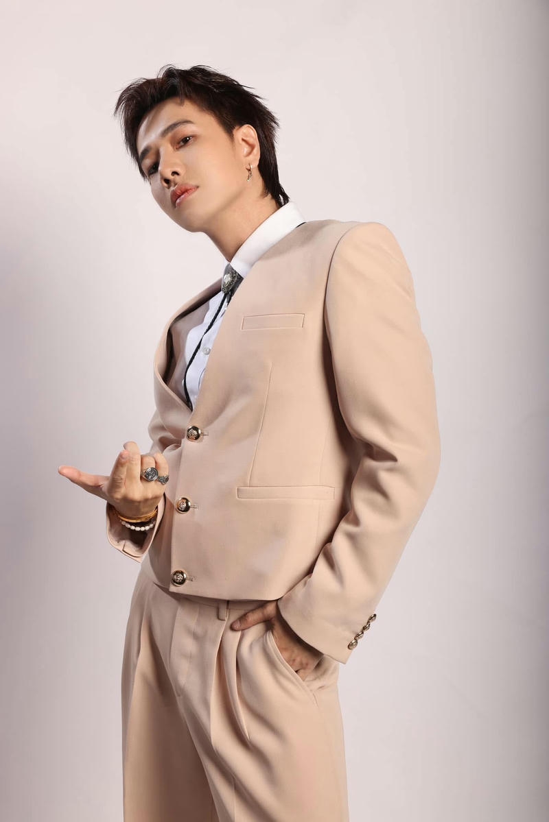 Hình nền Lou Hoàng đẹp trai ánh sáng ấm nhẹ nhàng