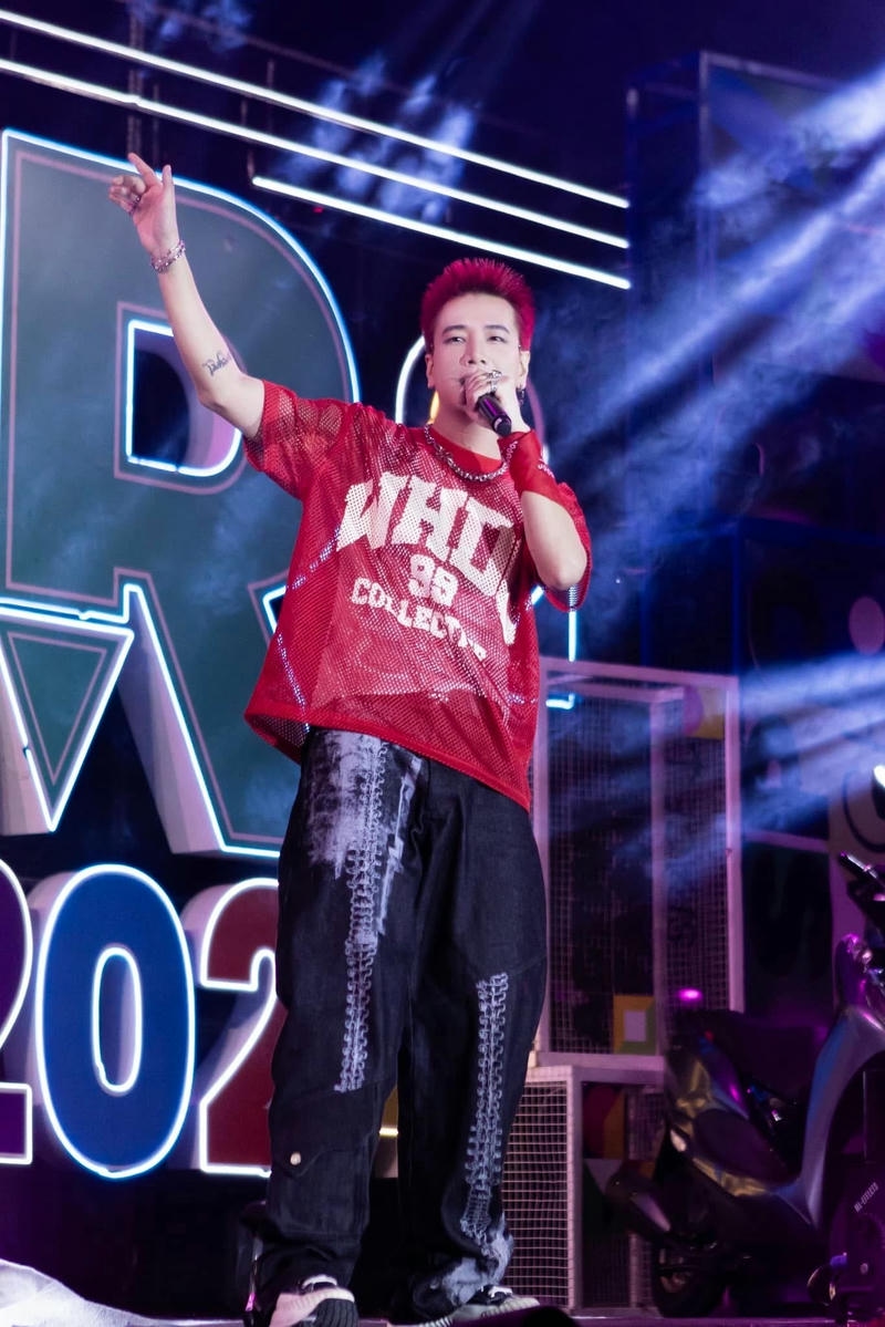 Hình nền Lou Hoàng đẹp trai phong cách hiện đại trẻ trung