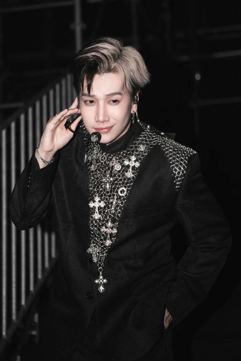 Hình nền Lou Hoàng đẹp trai phong cách trẻ trung năng động