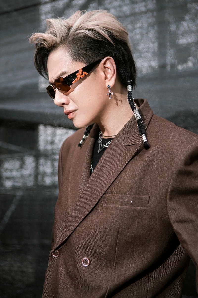 Hình nền Lou Hoàng ngầu với biểu cảm lạnh cuốn hút