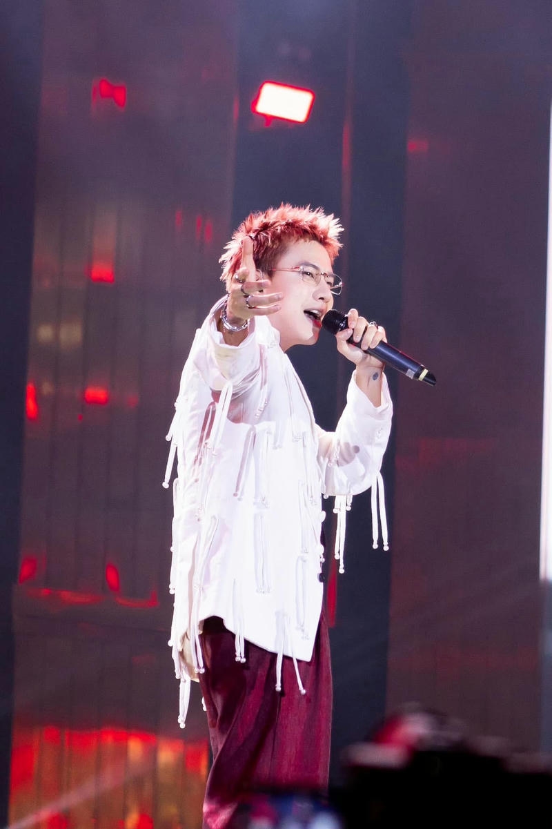 Hình nền Lou Hoàng phong cách cá tính hợp nền máy tính