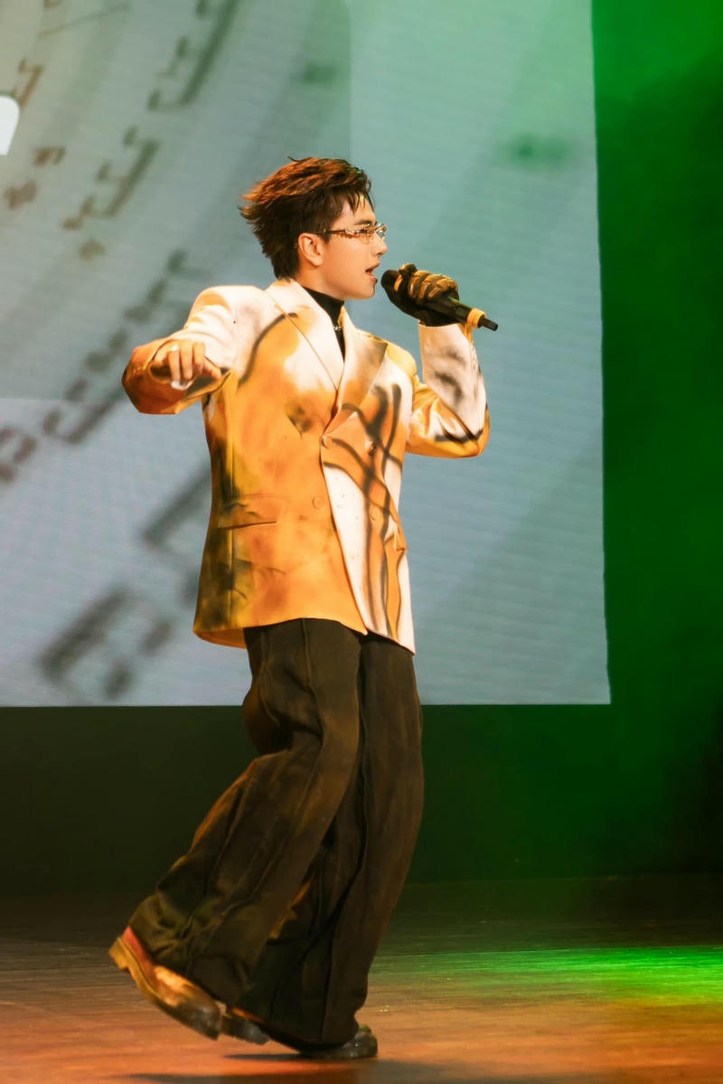 Hình nền Lou Hoàng phù hợp đặt màn hình điện thoại