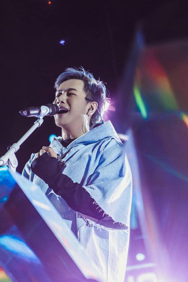 Hình nền Lou Hoàng với phong cách cool ngầu hiện đại