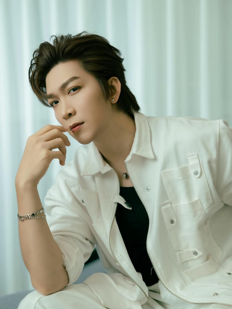 Hình nền Tăng Phúc giữa không gian nghệ thuật