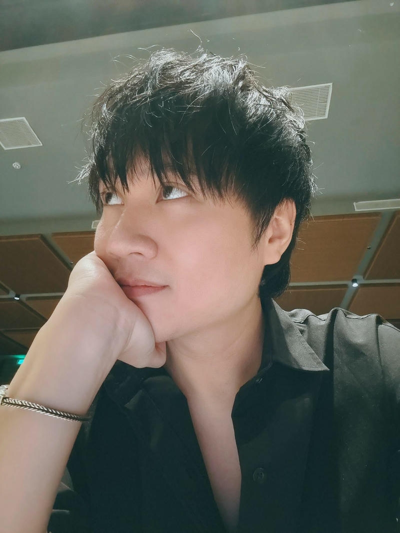 Hình nền Vương Anh Tú đẹp trai phong cách tối giản