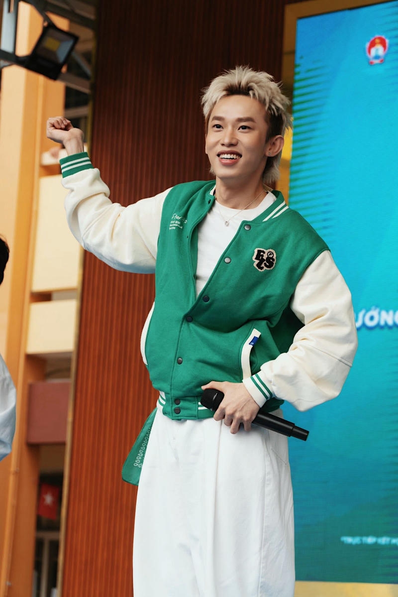 Kay Trần tạo dáng cá tính trước ống kính chuyên nghiệp