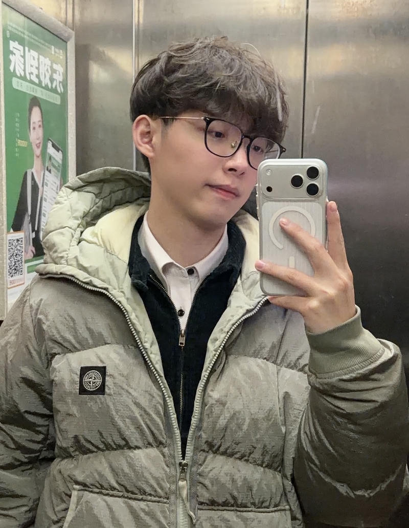 Khí chất trai đẹp đeo kính gương mặt nam tính hấp dẫn