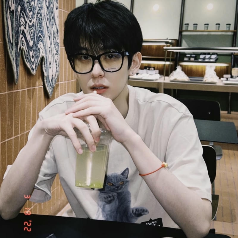 Khí chất trai đẹp đeo kính khuôn mặt sáng nét thanh lịch