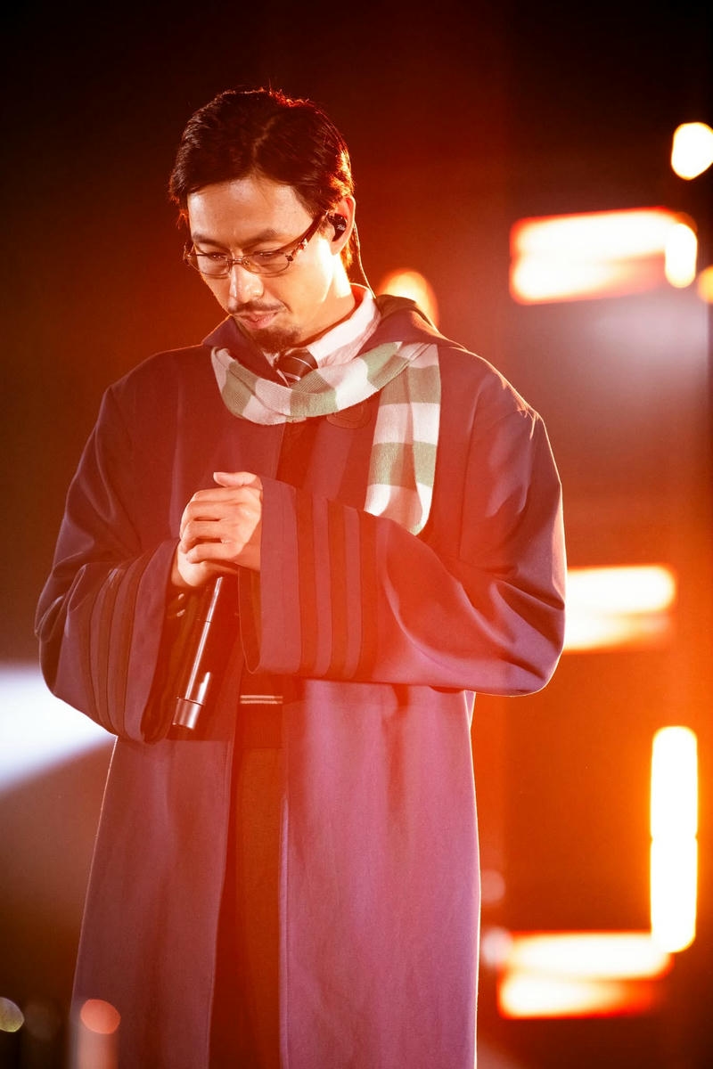 Khoảnh khắc Đen Vâu biểu diễn trên sân khấu rực sáng