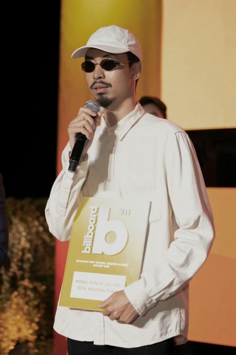 Khoảnh khắc Đen Vâu cầm mic đầy năng lượng biểu diễn