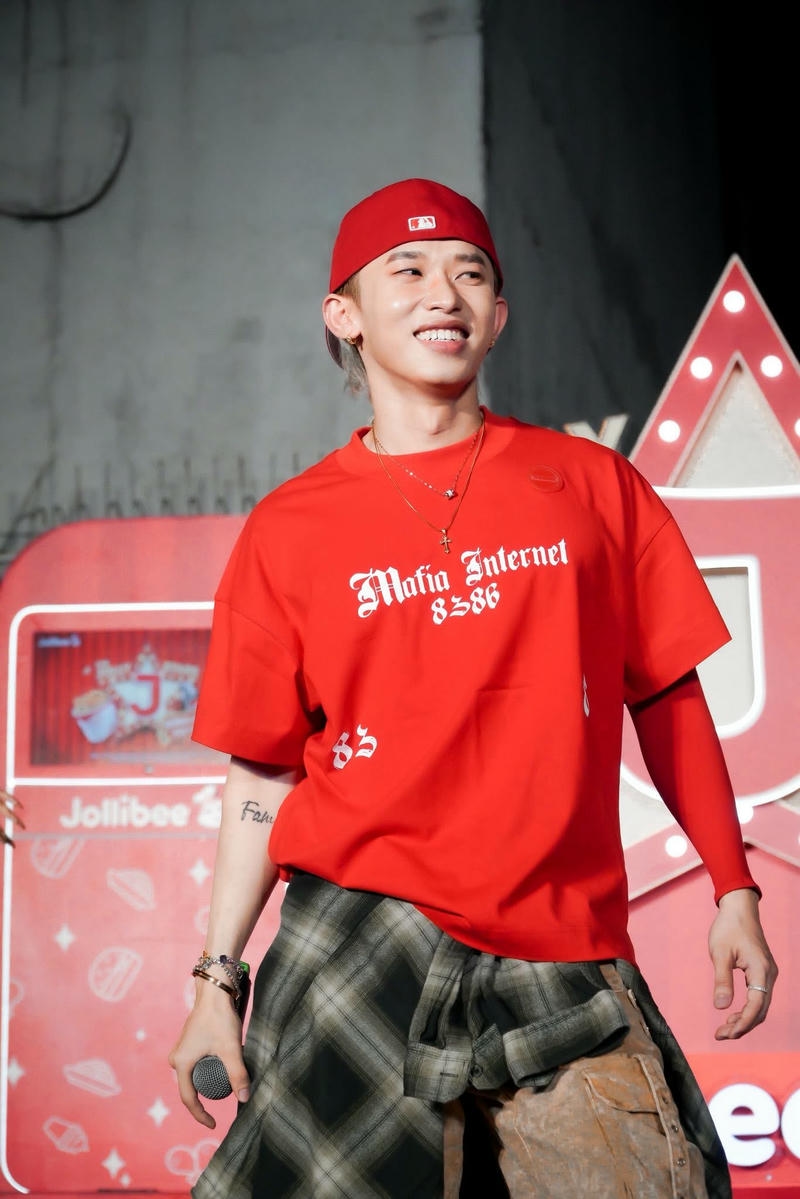 Khoảnh khắc Kay Trần cười nhẹ tự nhiên cuốn hút