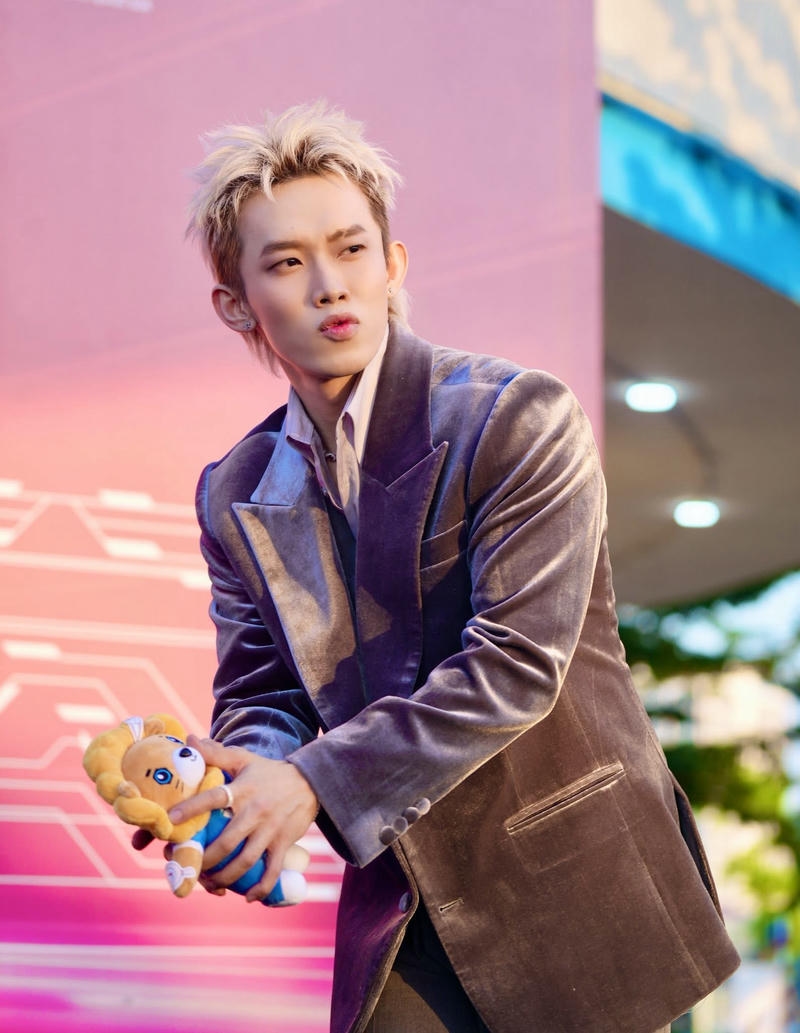 Khoảnh khắc Kay Trần trên sân khấu ánh đèn rực rỡ