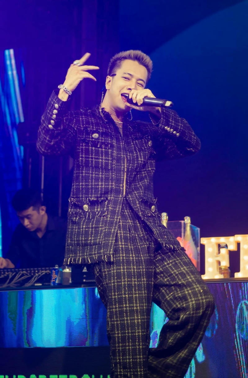 Khoảnh khắc biểu diễn đầy năng lượng của Lou Hoàng