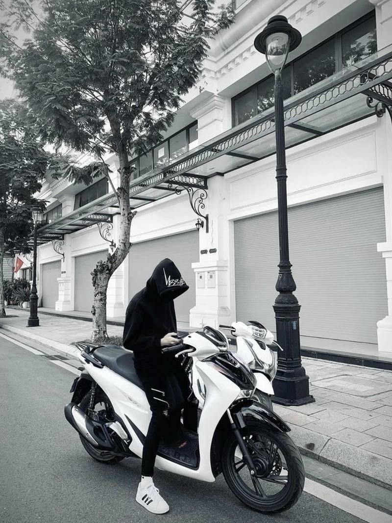 Khoảnh khắc boy phố đi xe máy dừng lại tạo dáng chụp ảnh