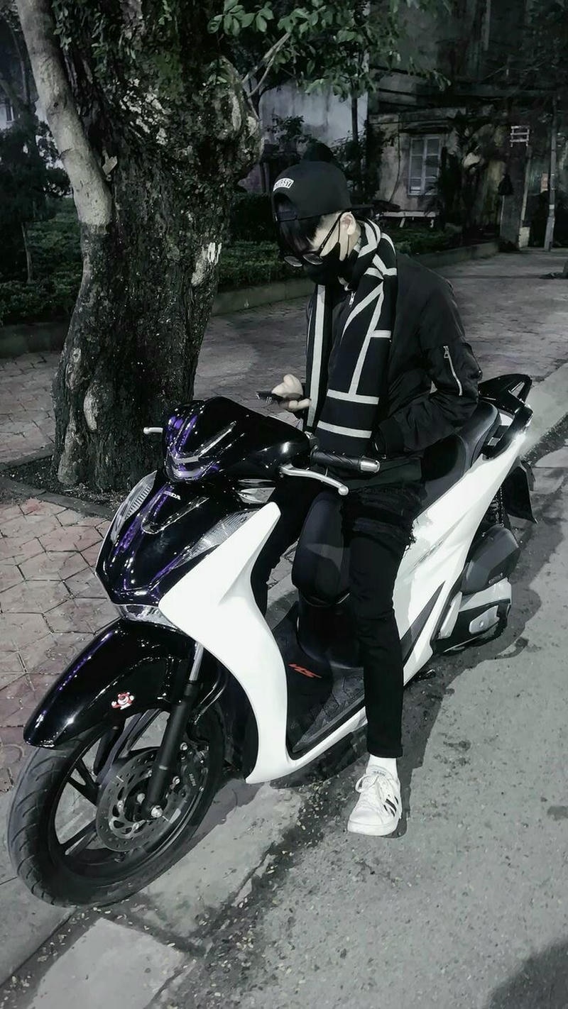 Khoảnh khắc chàng trai trẻ trên xe máy mang phong cách boy phố đường phố