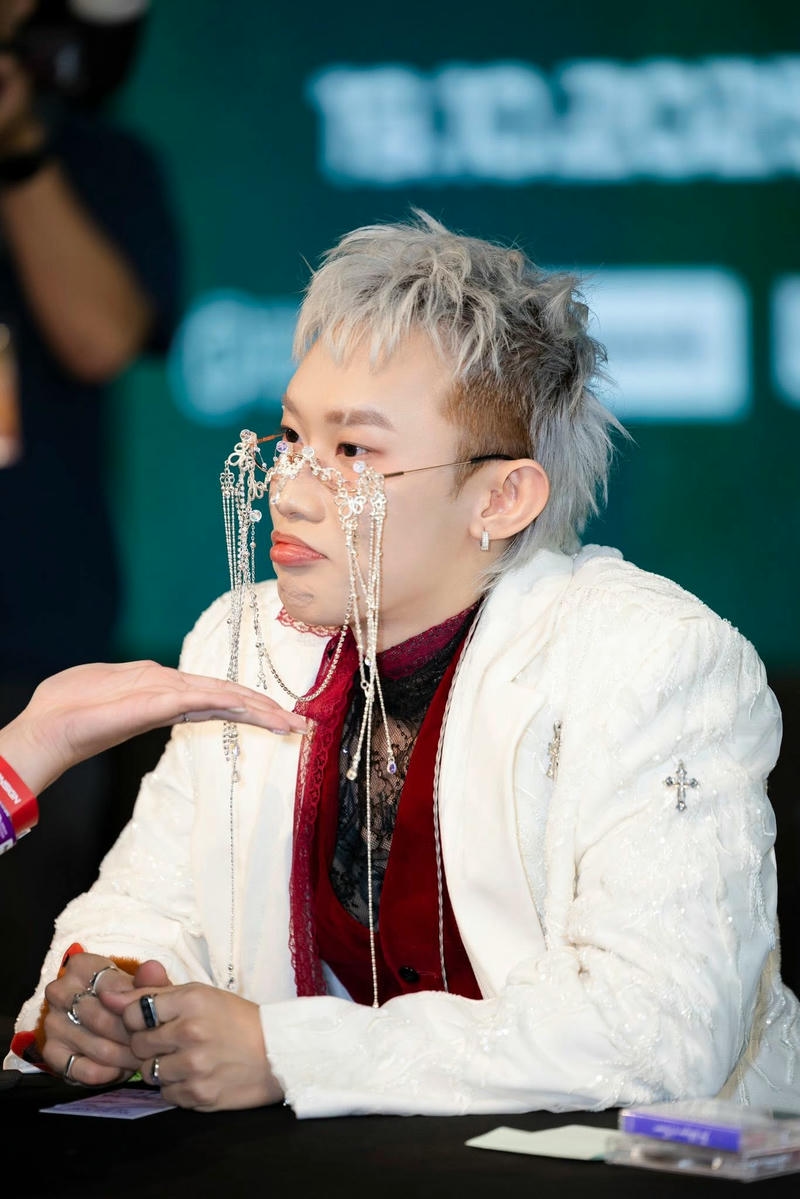 Khoảnh khắc đời thường Kay Trần giản dị gần gũi