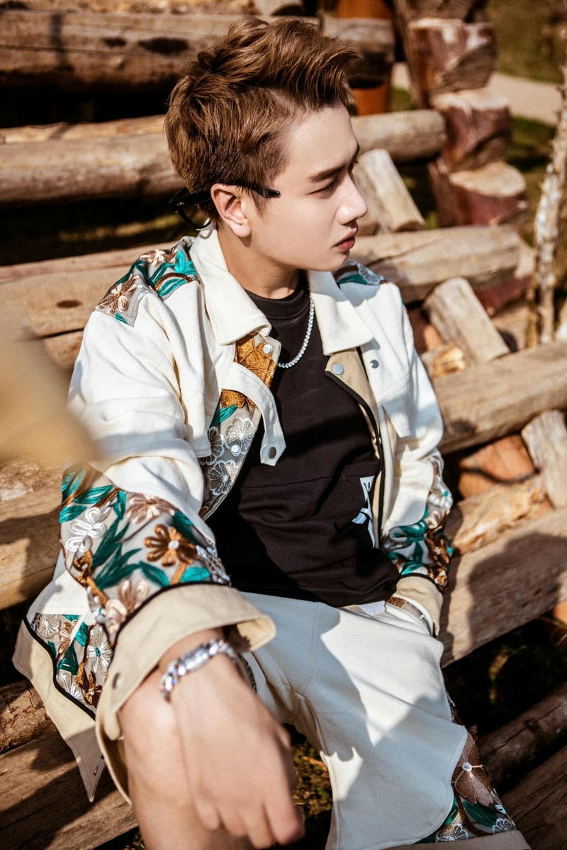 Khoảnh khắc đời thường giản dị của Lou Hoàng làm nền