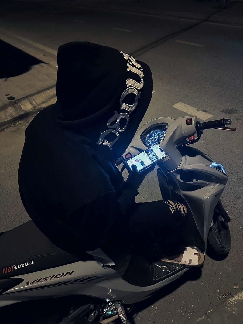 Khoảnh khắc nam thanh niên tạo dáng trên xe máy kiểu ảnh boy phố ngồi trên xe