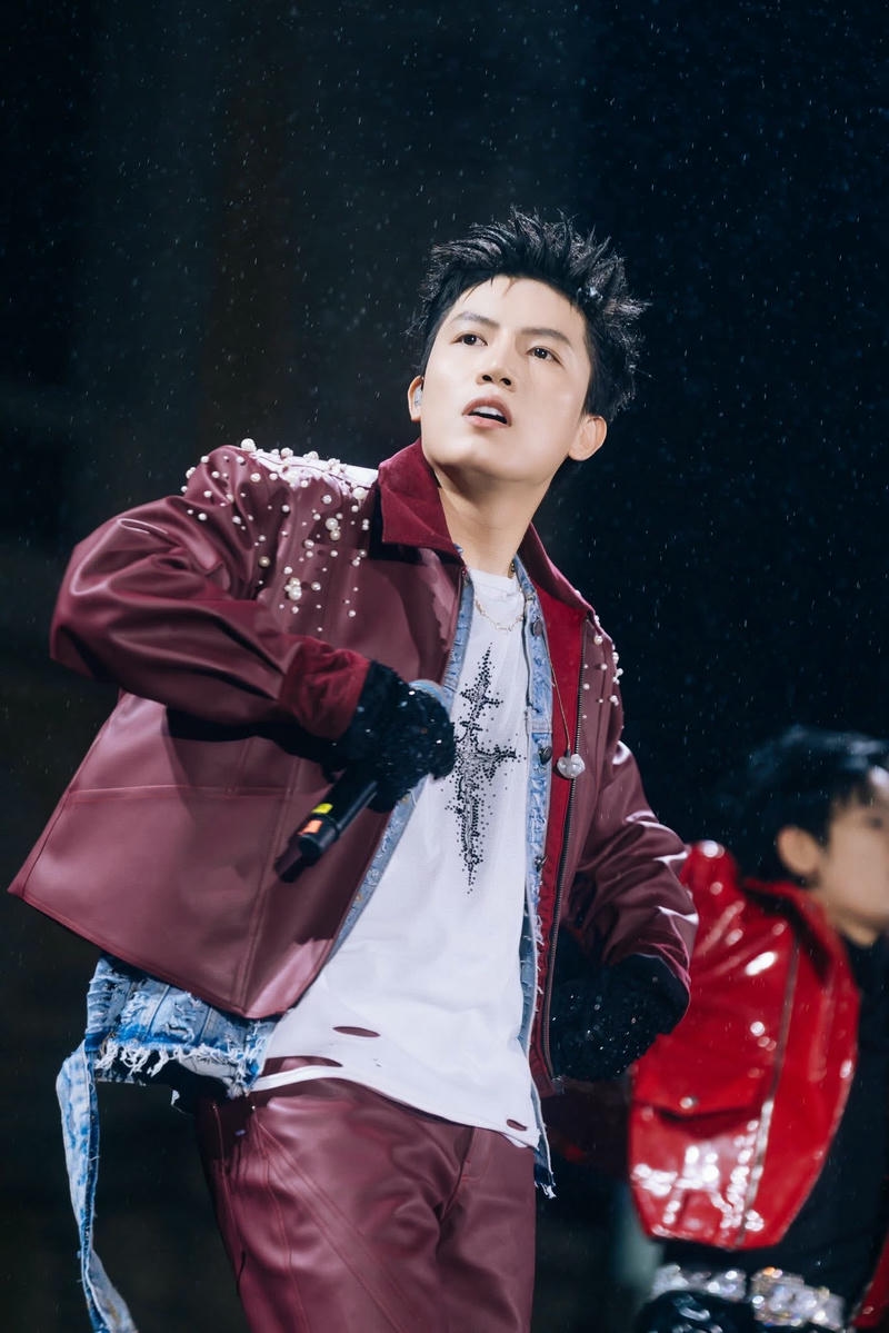 Khoảnh khắc ngầu của Anh Tú Voi Bản Đôn trên sân khấu