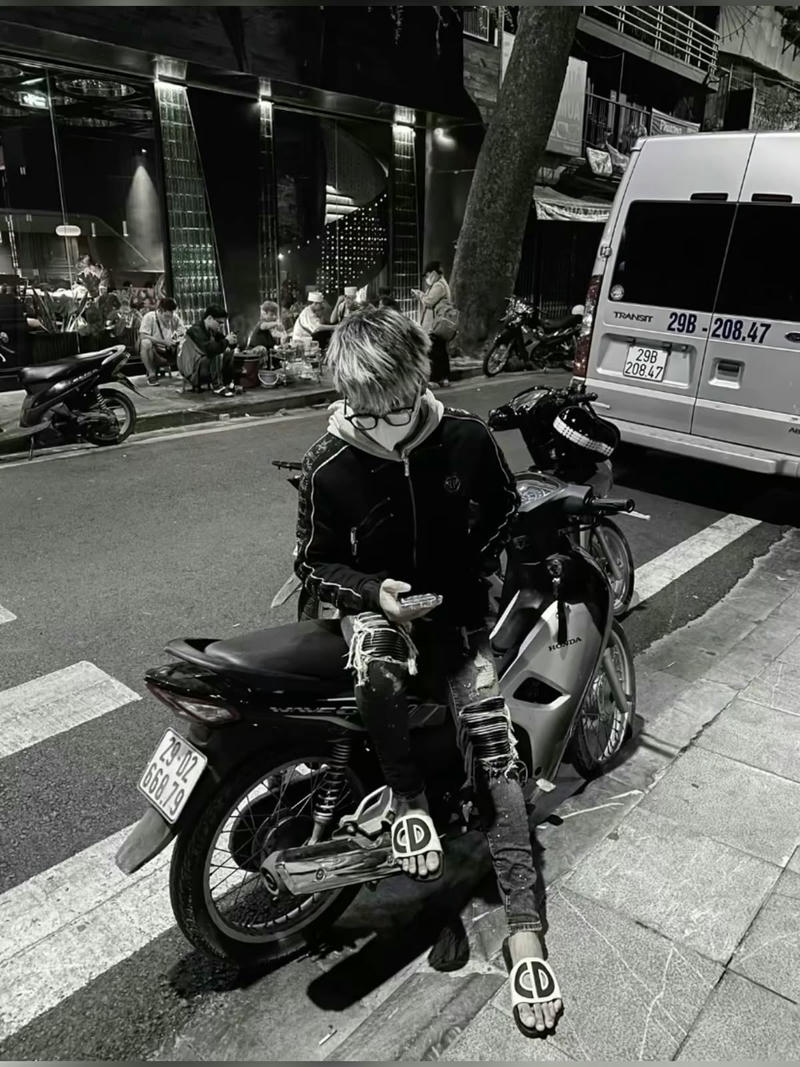 Khoảnh khắc ngồi trên xe máy giữa phố của chàng trai boy phố