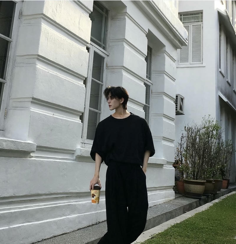 Khoảnh khắc tạo dáng đơn giản của chàng trai trẻ trong ảnh hot boy