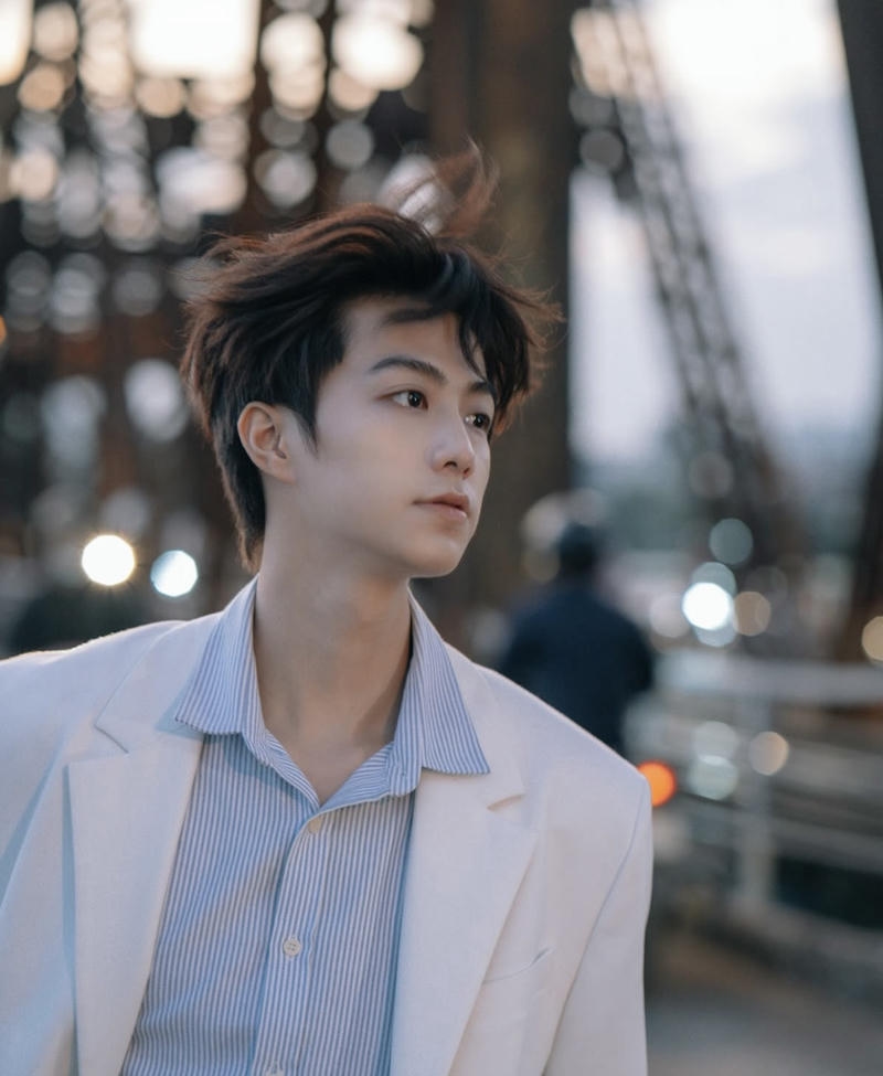 Khoảnh khắc trai đẹp Việt Nam gương mặt sáng ánh nhìn sâu