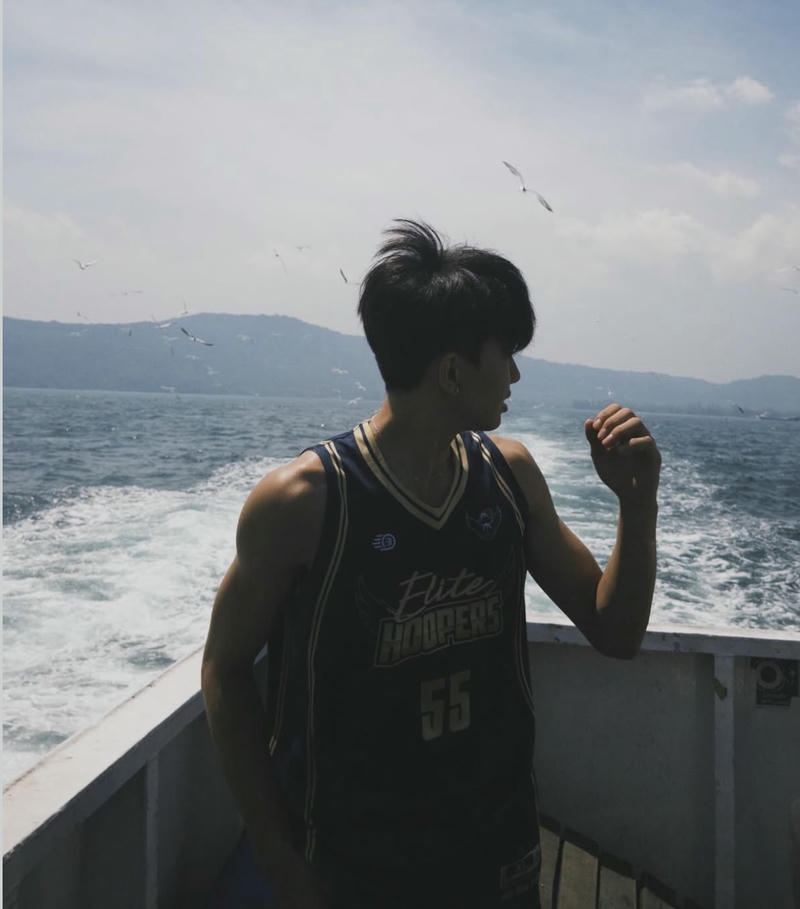 Khoảnh khắc trai đẹp Việt Nam trên biển