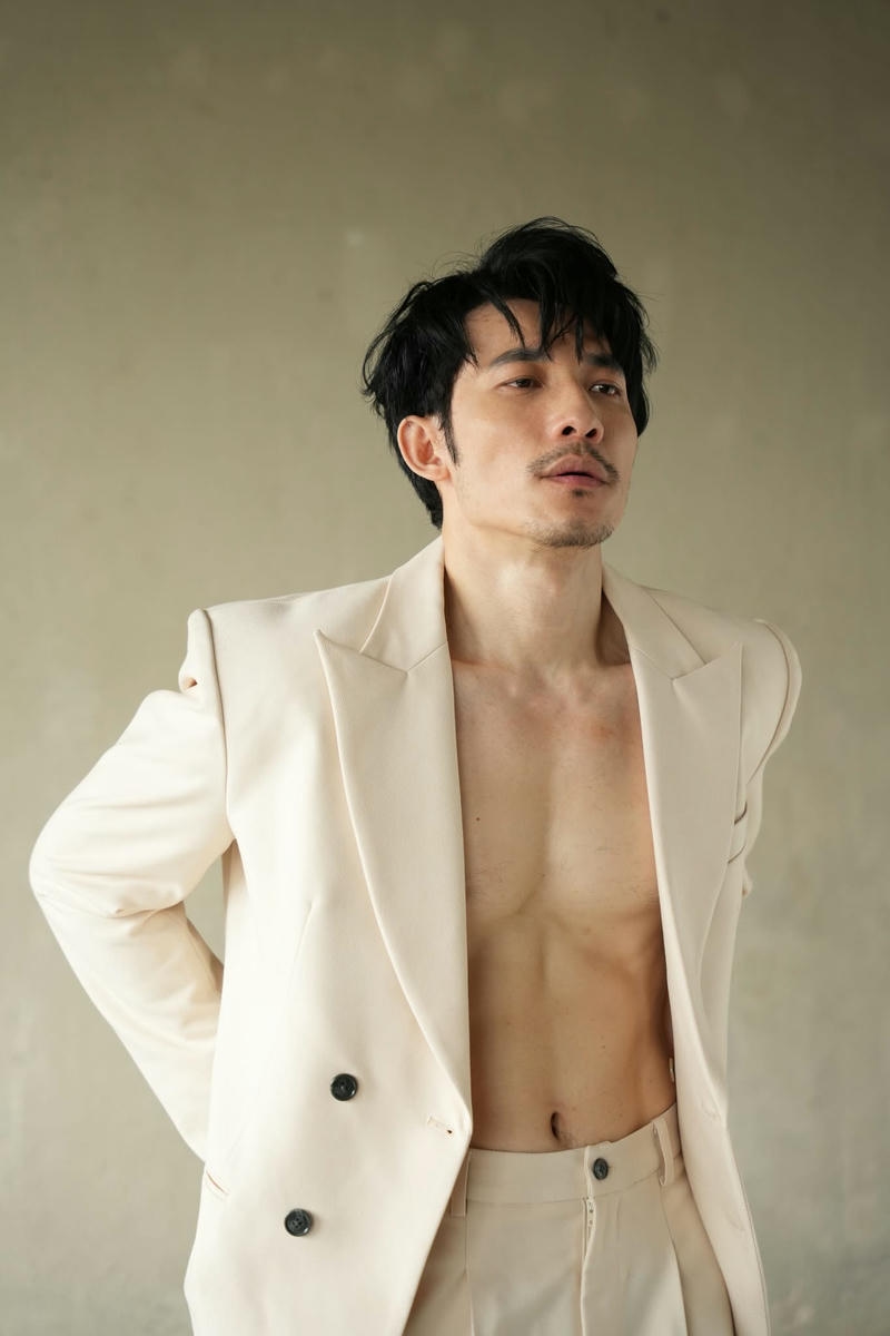 Khoảnh khắc tự nhiên của Liên Bỉnh Phát trong ánh sáng dịu