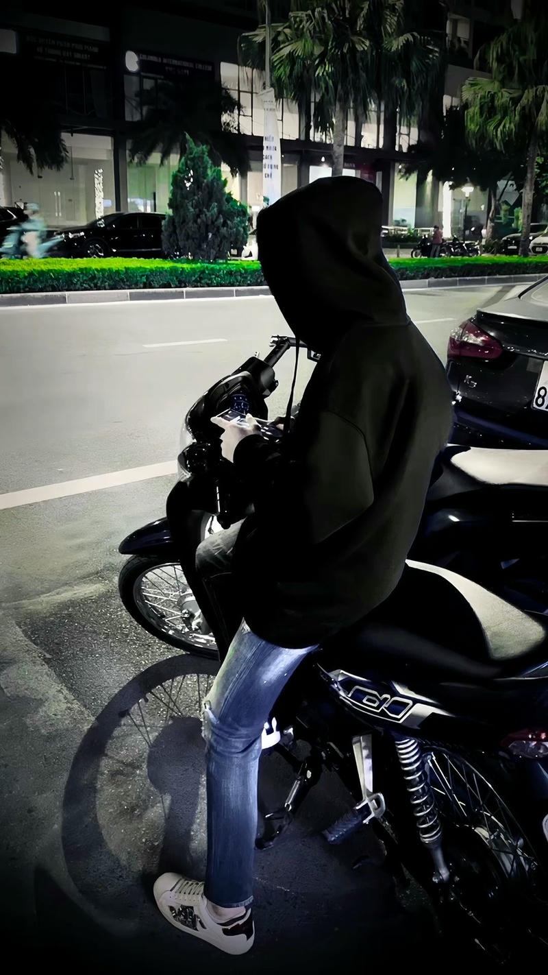 Nam sinh cá tính ngồi trên xe máy chụp ảnh boy phố ngồi trên xe