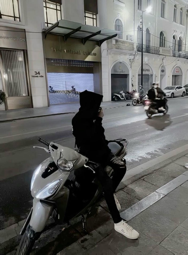 Nam sinh phong cách bụi bặm ngồi trên xe máy, ảnh boy phố ngồi trên xe