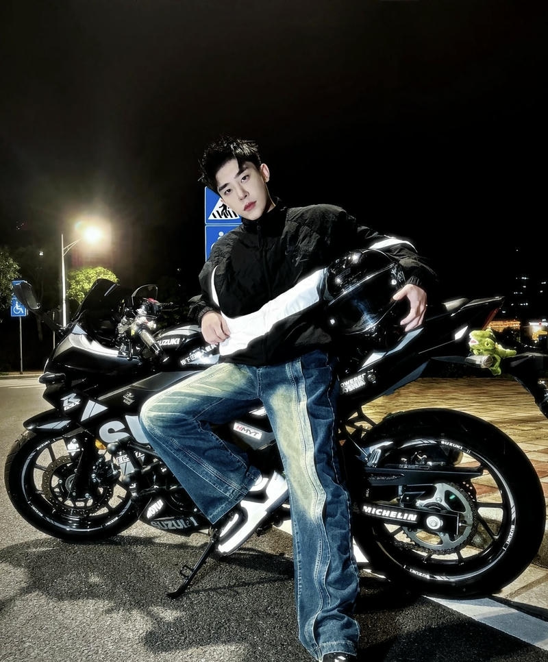 Nam thanh niên cá tính ngồi trên xe máy chụp ảnh boy phố ngồi xe máy