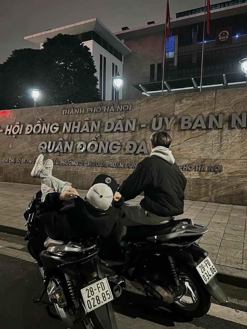 Nam thanh niên dừng xe máy giữa phố chụp ảnh boy phố đi xe