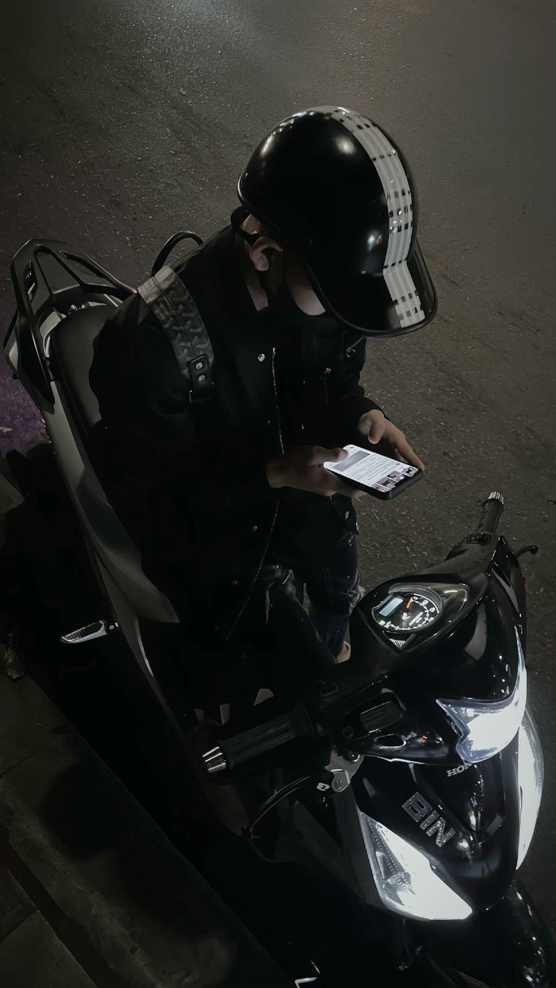 Nam thanh niên ngồi trên xe máy dừng lại chụp ảnh boy phố đi xe