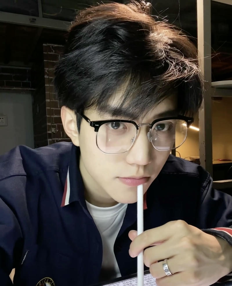 Nét cuốn hút trai đẹp đeo kính gương mặt sáng thư sinh