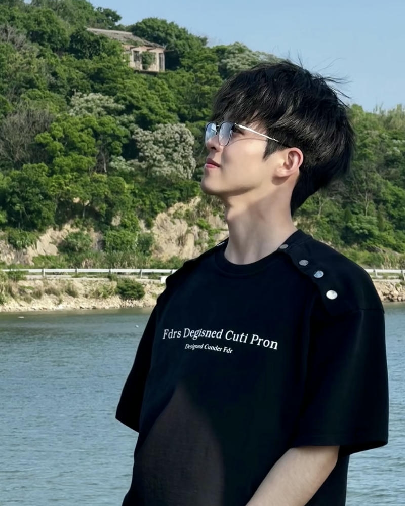 Nét hấp dẫn trai đẹp đeo kính gương mặt điển trai cuốn hút