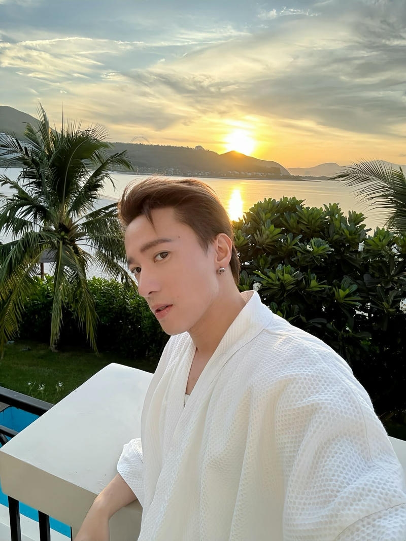 Nét mặt tự nhiên hình nền ST Sơn Thạch cuốn hút