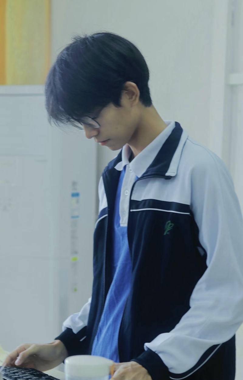 Nét nổi bật trai đẹp đeo kính gương mặt điển trai học sinh