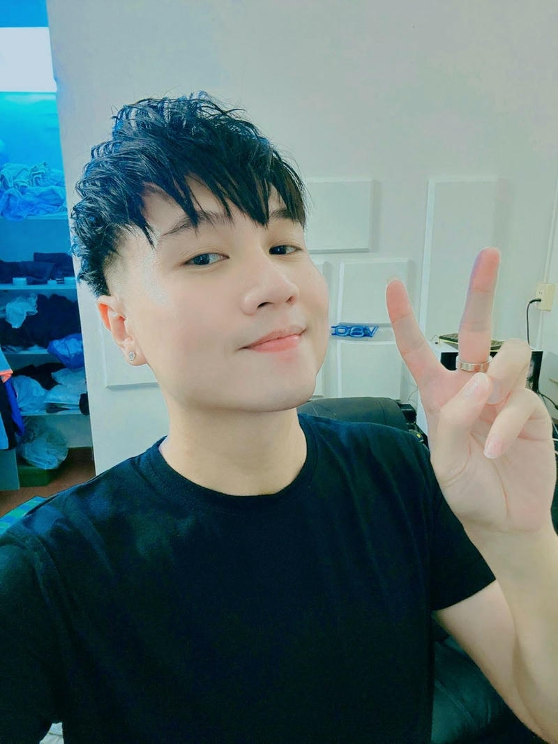 Nụ cười ấm áp trong ảnh Vương Anh Tú