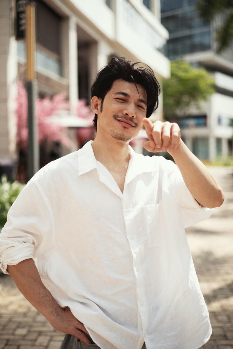 Nụ cười nhẹ của Liên Bỉnh Phát đầy sức hút