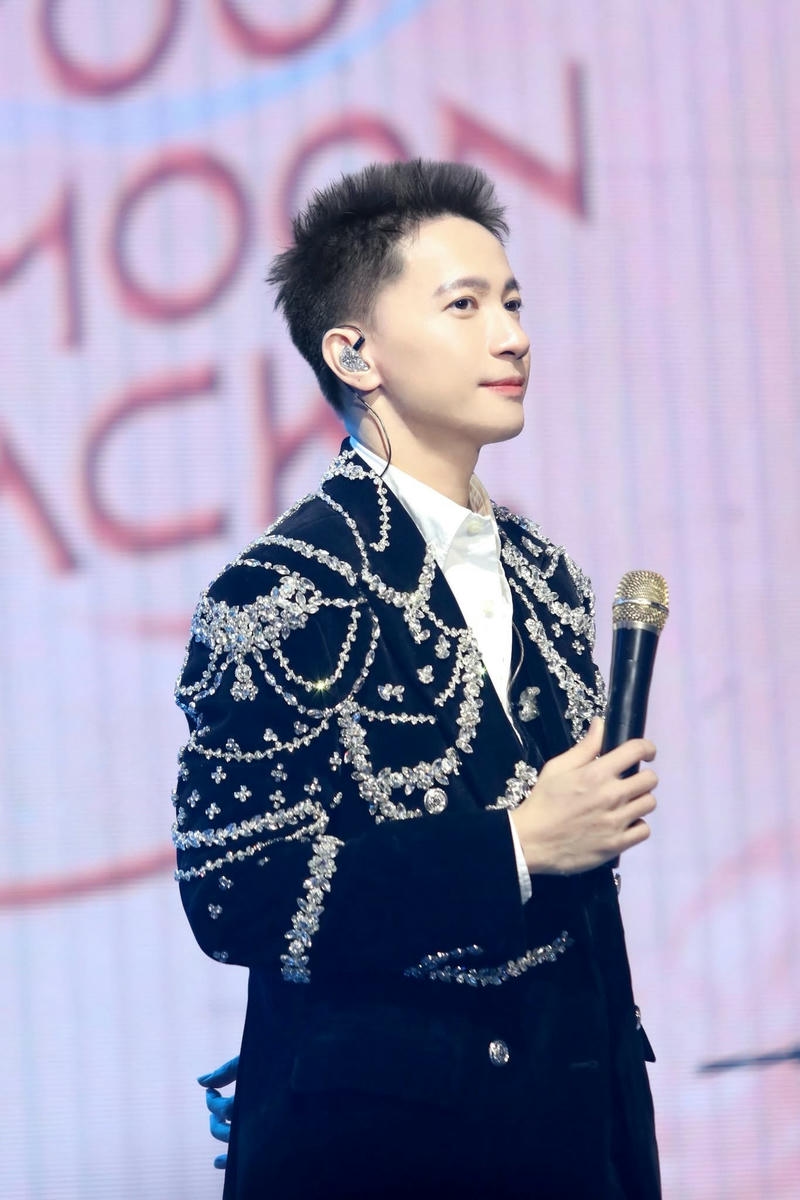 Phong cách biểu diễn hình nền ST Sơn Thạch mạnh mẽ