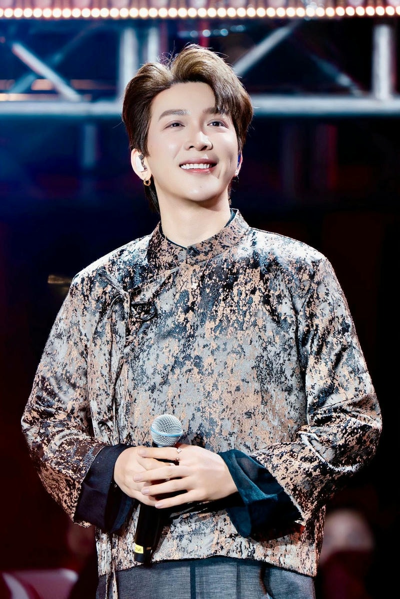 Phong cách mạnh mẽ trong hình nền Tăng Phúc ngầu