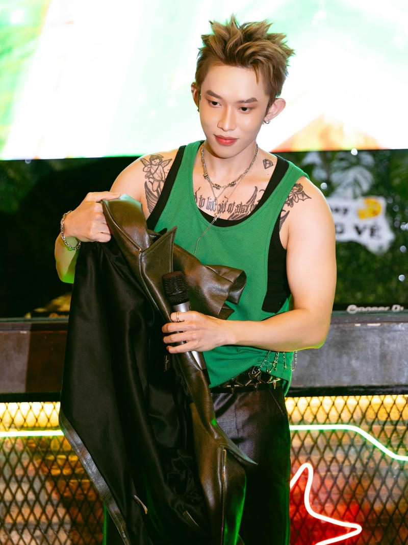 Phong cách thời trang Kay Trần trẻ trung hiện đại